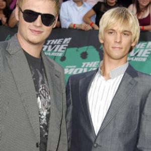 Aaron Carter and Nick Carter at event of 2006 MTV Movie Awards 2006