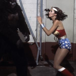 Still of Lynda Carter and Mickey Morton in Wonder Woman (1975)