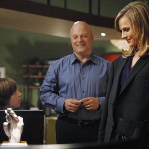 Still of Julie Benz and Michael Chiklis in No Ordinary Family 2010