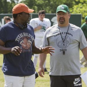 Still of Michael Chiklis and Thomas Carter in When the Game Stands Tall (2014)
