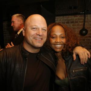 Michael Chiklis and Menyone DeVeaux at event of Skydas 2002