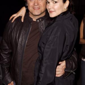 Michael Chiklis and Laura Harring at event of Skydas (2002)