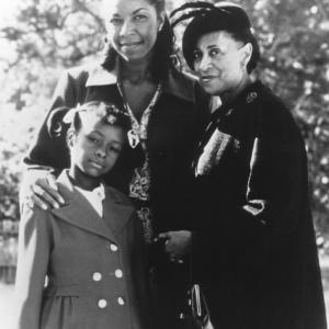 Natalie Cole Marla Gibbs and RaeVen Larrymore Kelly in Lily in Winter 1994