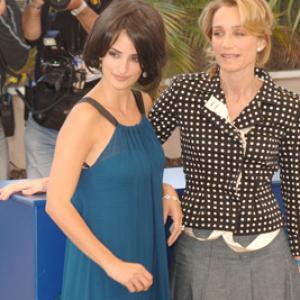 Kristin Scott Thomas and Penélope Cruz at event of Chromophobia (2005)