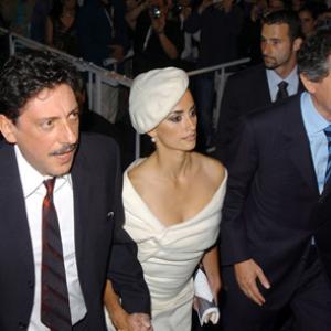 Penélope Cruz and Sergio Castellitto at event of Non ti muovere (2004)