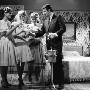Still of Dan Aykroyd, Jane Curtin, Laraine Newman and Gilda Radner in Saturday Night Live: Paul Simon/George Harrison (1976)