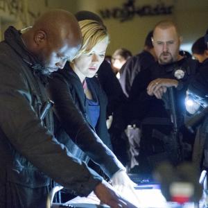 Still of Taye Diggs and Kathleen Robertson in Murder in the First (2014)