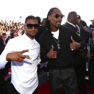 Snoop Dogg and Usher Raymond at event of 2014 MTV Video Music Awards (2014)