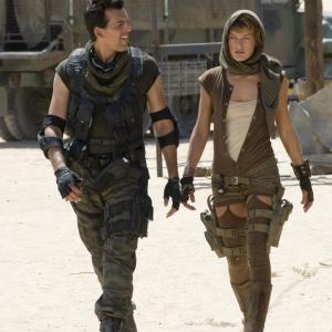 Still of Milla Jovovich and Oded Fehr in Absoliutus blogis: isnykimas (2007)