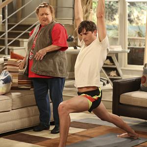 Still of Conchata Ferrell and Ashton Kutcher in Two and a Half Men (2003)