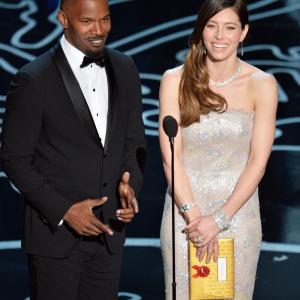 Jessica Biel and Jamie Foxx at event of The Oscars (2014)
