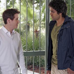 Still of Adrian Grenier and Kevin Connolly in Entourage 2004