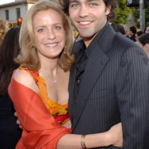 Adrian Grenier and Elizabeth Gabler at event of Ir velnias devi Prada (2006)