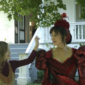 Still of Felicity Huffman and Elle Fanning in Phoebe in Wonderland 2008