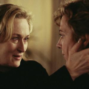 Still of Meryl Streep and Allison Janney in Valandos 2002