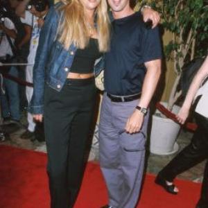 Sean Hayes and Kristen Johnston at event of The Perfect Storm (2000)