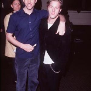 Scott Caan and Jamie Kennedy at event of Wild Things (1998)