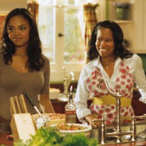 Still of Regina King and Sharon Leal in This Christmas (2007)