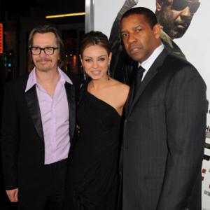 Gary Oldman, Denzel Washington and Mila Kunis at event of Elijaus knyga (2010)