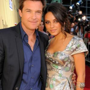 Jason Bateman and Mila Kunis at event of Extract (2009)