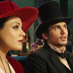 Still of Mila Kunis and James Franco in Ozas: didis ir galingas (2013)