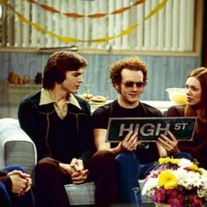 Still of Mila Kunis, Ashton Kutcher, Danny Masterson, Topher Grace and Laura Prepon in That '70s Show (1998)