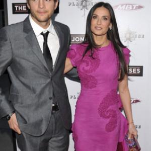 Demi Moore and Ashton Kutcher at event of The Joneses (2009)