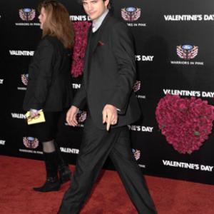 Ashton Kutcher at event of Valentino diena 2010