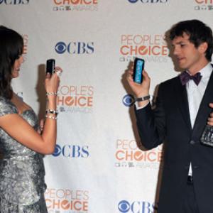 Jessica Alba and Ashton Kutcher at event of The 36th Annual Peoples Choice Awards 2010