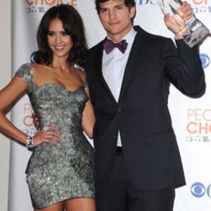 Jessica Alba and Ashton Kutcher at event of The 36th Annual Peoples Choice Awards 2010
