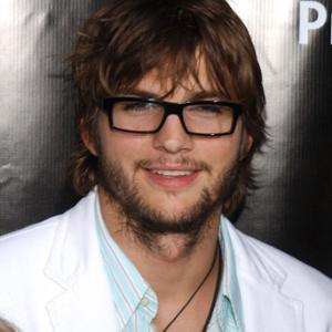 Ashton Kutcher at event of Beauty and the Geek (2005)