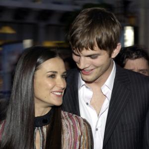 Demi Moore and Ashton Kutcher at event of Charlie's Angels: Full Throttle (2003)