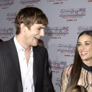 Demi Moore and Ashton Kutcher at event of Charlie's Angels: Full Throttle (2003)