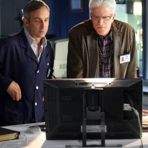 Still of Ted Danson and Wallace Langham in CSI kriminalistai (2000)
