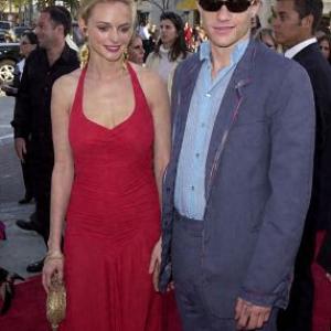 Heather Graham and Heath Ledger at event of Riterio zvaigzde (2001)