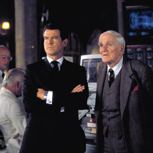 Still of Pierce Brosnan and Desmond Llewelyn in Ir viso Pasaulio negana (1999)