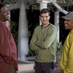 l to r Bernie Mac Ashton Kutcher and director Kevin Rodney Sullivan on the set of Columbia PicturesRegency Enterprises new comedy Guess Who