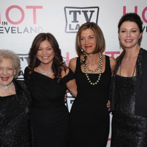 Valerie Bertinelli, Jane Leeves, Wendie Malick and Betty White at event of Hot in Cleveland (2010)
