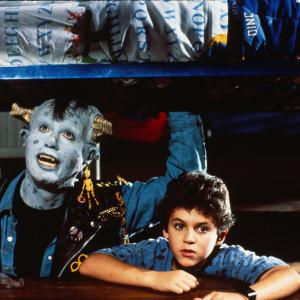Still of Fred Savage and Howie Mandel in Little Monsters (1989)