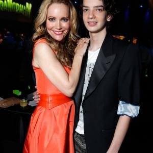 Leslie Mann and Kodi SmitMcPhee at event of Paranormanas 2012