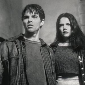 Still of Katie Holmes and James Marsden in Disturbing Behavior 1998