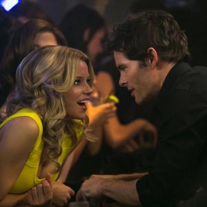 Still of James Marsden and Elizabeth Banks in Nors mirk is gedos 2014