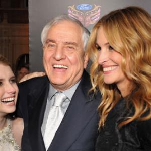Julia Roberts Garry Marshall and Emma Roberts at event of Valentino diena 2010