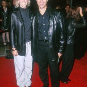Eric McCormack and Janet Holden at event of Kovos klubas (1999)