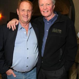 Jon Voight and Mike Medavoy at event of Gelezinis zmogus (2008)