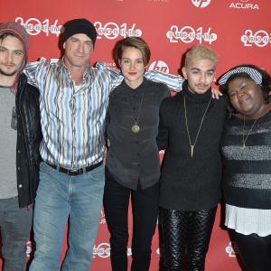 Christopher Meloni, Shailene Woodley, Mark Indelicato, Shiloh Fernandez and Gabourey Sidibe at event of White Bird in a Blizzard (2014)
