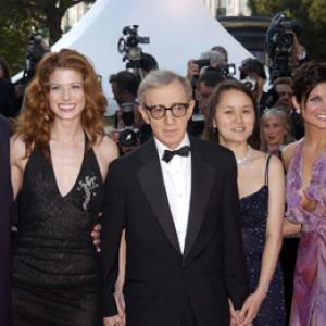 Woody Allen, Treat Williams, Debra Messing, Tiffani Thiessen, Barney Cheng and Soon-Yi Previn at event of Hollywood Ending (2002)