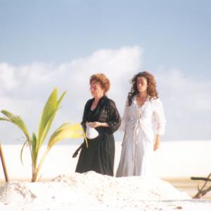 Still of Fernanda Montenegro and Fernanda Torres in Casa de Areia (2005)
