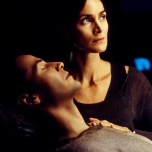 Still of Keanu Reeves and Carrie-Anne Moss in Matrica: Perkrauta (2003)