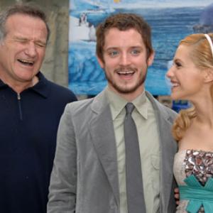 Robin Williams, Elijah Wood and Brittany Murphy at event of Linksmos pedutes (2006)